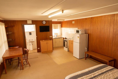 Limestone Cottage - Accommodation Kalgoorlie 2