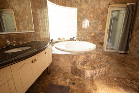 Luxuary Self-contained Living With Spa. - Accommodation Kalgoorlie 3