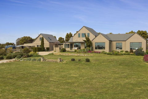 LUXURY WATERFRONT FAMILY HOME-TASMANIA (I)-L'Abode - Accommodation Kalgoorlie 3