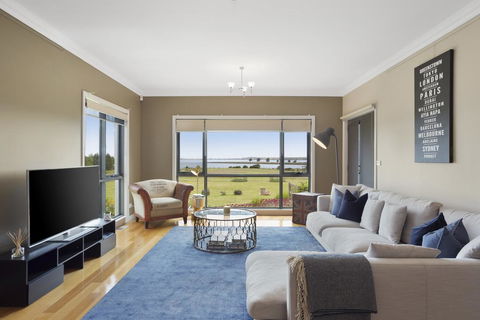 LUXURY WATERFRONT FAMILY HOME-TASMANIA (I)-L'Abode - Accommodation Kalgoorlie 1