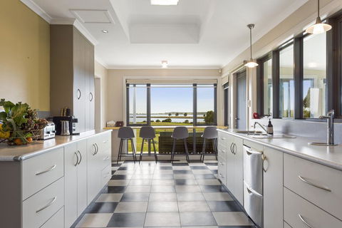 LUXURY WATERFRONT FAMILY HOME-TASMANIA (I)-L'Abode - Accommodation Kalgoorlie 2