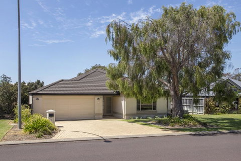 Macs Manor - Accommodation Kalgoorlie 0