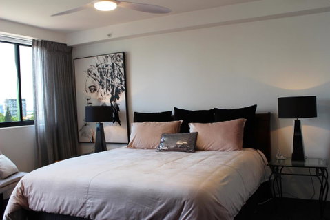 Main Beach Apartment At The Meriton - Accommodation Kalgoorlie 3
