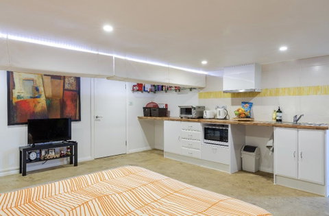 Modern & Homely Comfort - Accommodation Kalgoorlie 2