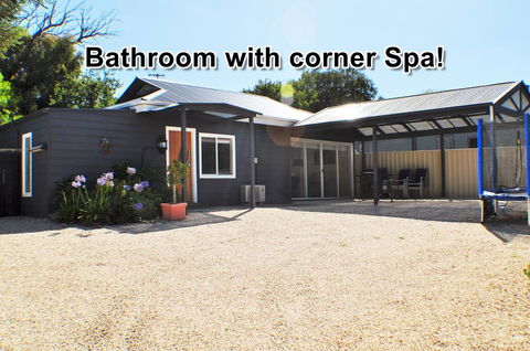 MODERN & LUXURIOUS WITH SPA BATH! - Accommodation Kalgoorlie 0