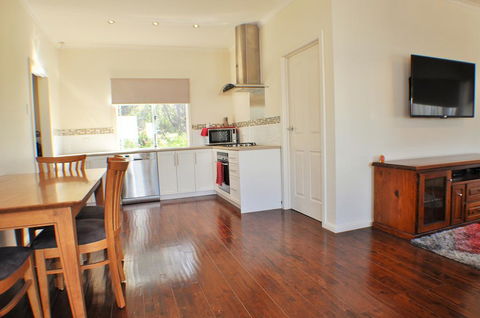 MODERN & LUXURIOUS WITH SPA BATH! - Accommodation Kalgoorlie 1