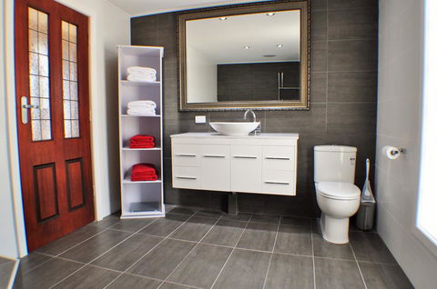 MODERN & LUXURIOUS WITH SPA BATH! - Accommodation Kalgoorlie 3