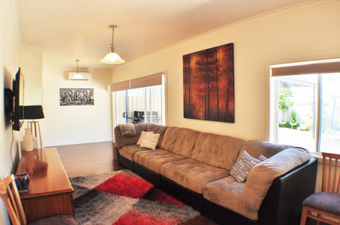 MODERN & LUXURIOUS WITH SPA BATH! - Accommodation Kalgoorlie 2