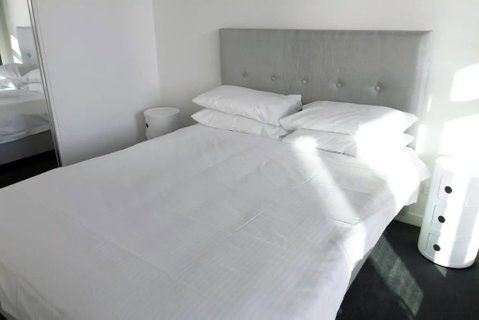 Modern Light-Filled 1 Bed In South Melbourne - Accommodation Kalgoorlie 3