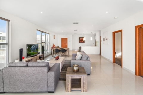 Modern Unit With Balconies Near Melbourne Airport - Accommodation Kalgoorlie 2