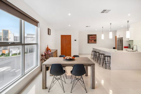 Modern Unit With Balconies Near Melbourne Airport - Accommodation Kalgoorlie 3