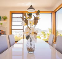 Moonah House-10 mins to CBD  MONA 4BR 2 BATH great view park 3 cars sleep 11 king bed en-suite - Accommodation Kalgoorlie