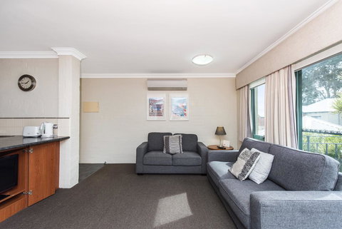 Subiaco Village 20 - Accommodation Kalgoorlie 4