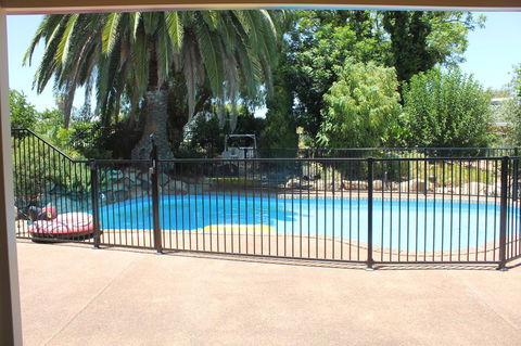 Jacaranda Hideaway Bed & Breakfast - Accommodation Kalgoorlie 9