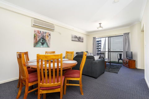 Oversized Eastend Sleeps 6 Free PARKING+POOL WIFI - Accommodation Kalgoorlie 5