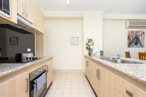 Oversized Eastend Sleeps 6 Free PARKING+POOL WIFI - Accommodation Kalgoorlie 3