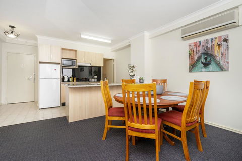 Oversized Eastend Sleeps 6 Free PARKING+POOL WIFI - Accommodation Kalgoorlie 9