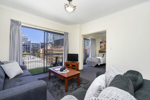 Oversized Eastend Sleeps 6 Free PARKING+POOL WIFI - Accommodation Kalgoorlie 0