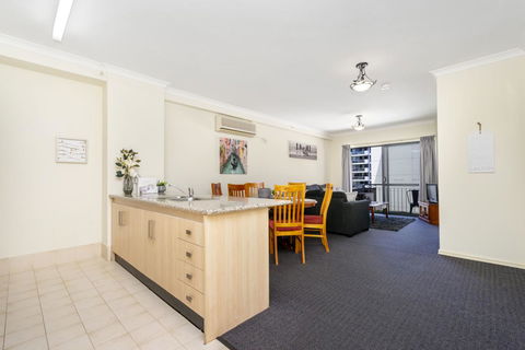 Oversized Eastend Sleeps 6 Free PARKING+POOL WIFI - Accommodation Kalgoorlie 2