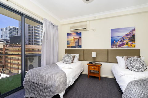 Oversized Eastend Sleeps 6 Free PARKING+POOL WIFI - Accommodation Kalgoorlie 1