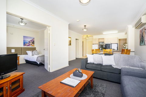 Oversized Eastend Sleeps 6 Free PARKING+POOL WIFI - Accommodation Kalgoorlie 8