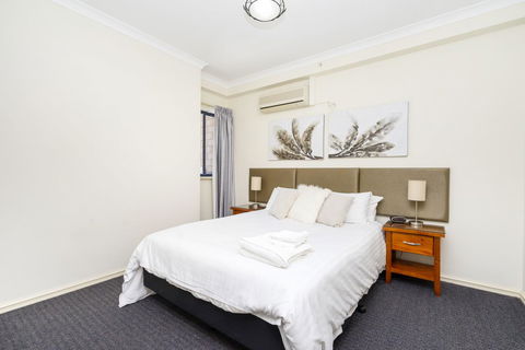 Oversized Eastend Sleeps 6 Free PARKING+POOL WIFI - Accommodation Kalgoorlie 11