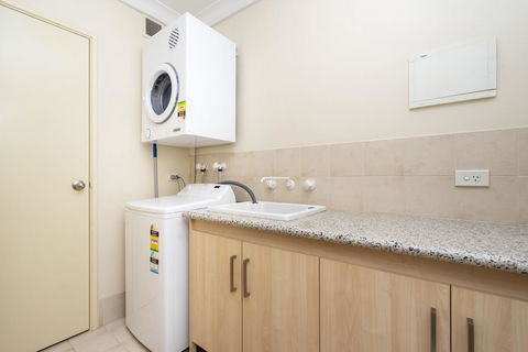 Oversized Eastend Sleeps 6 Free PARKING+POOL WIFI - Accommodation Kalgoorlie 12