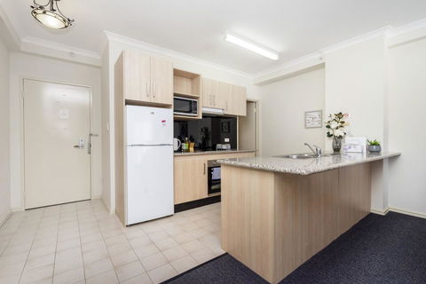 Oversized Eastend Sleeps 6 Free PARKING+POOL WIFI - Accommodation Kalgoorlie 10