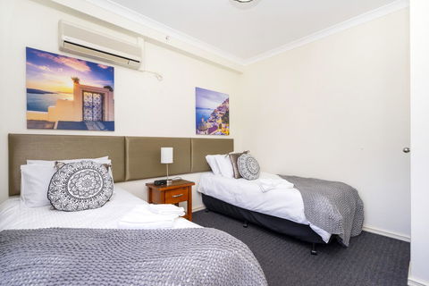 Oversized Eastend Sleeps 6 Free PARKING+POOL WIFI - Accommodation Kalgoorlie 19