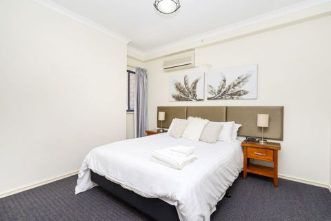 Oversized Eastend Sleeps 6 Free PARKING+POOL WIFI - Accommodation Kalgoorlie 41