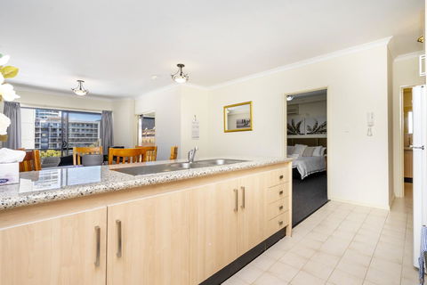 Oversized Eastend Sleeps 6 Free PARKING+POOL WIFI - Accommodation Kalgoorlie 4