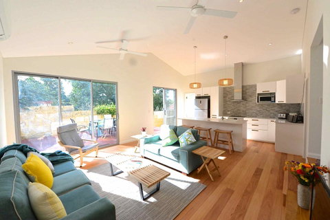 Sunny Blinco Street House - Accommodation Kalgoorlie 0