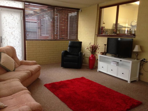 â˜… Stylish Family Home! â˜… - Accommodation Kalgoorlie 3