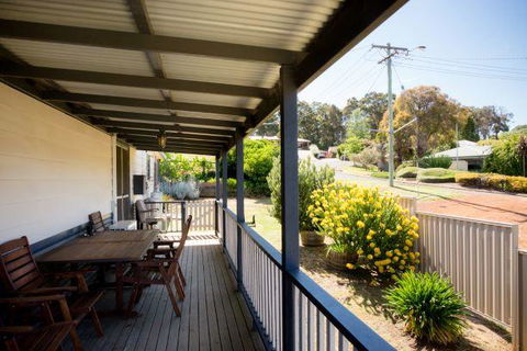 Yvonnes Rest Holiday Home - Accommodation Kalgoorlie 1