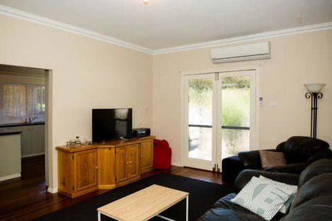 Yvonnes Rest Holiday Home - Accommodation Kalgoorlie 6