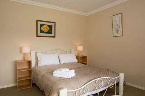 Yvonnes Rest Holiday Home - Accommodation Kalgoorlie 5