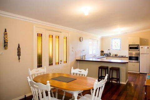 Yvonnes Rest Holiday Home - Accommodation Kalgoorlie 0