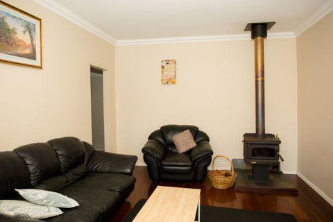 Yvonnes Rest Holiday Home - Accommodation Kalgoorlie 7