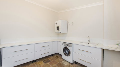 Leisurely Manor - Spacious Three Bedroom Home In Fremantle - Accommodation Kalgoorlie 9
