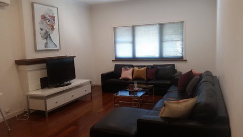 Leisurely Manor - Spacious Three Bedroom Home In Fremantle - Accommodation Kalgoorlie 5