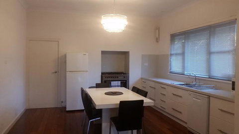 Leisurely Manor - Spacious Three Bedroom Home In Fremantle - Accommodation Kalgoorlie 3