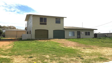 Don\'t Worry Be Happy - Accommodation Kalgoorlie 0