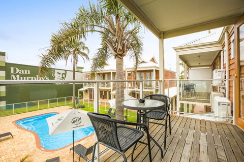 Nightcap At The Ship Inn - Accommodation Kalgoorlie 2