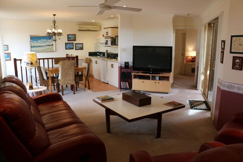Crossland House - Accommodation Kalgoorlie 19