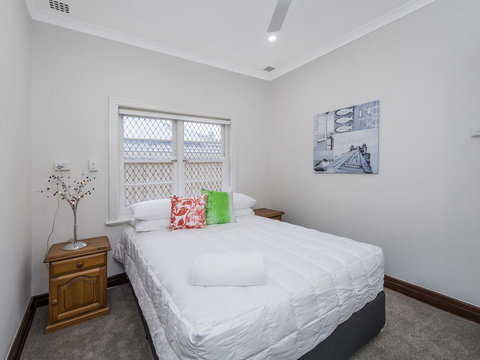 Luxury Federation Style Home - Sleeps 10 - Accommodation Kalgoorlie 12