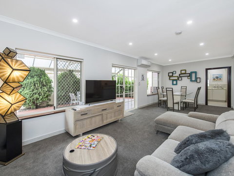 Luxury Federation Style Home - Sleeps 10 - Accommodation Kalgoorlie 3