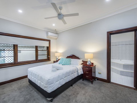 Luxury Federation Style Home - Sleeps 10 - Accommodation Kalgoorlie 7