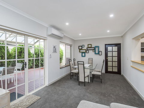 Luxury Federation Style Home - Sleeps 10 - Accommodation Kalgoorlie 2