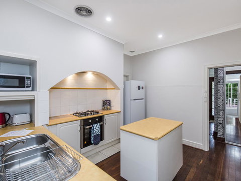 Luxury Federation Style Home - Sleeps 10 - Accommodation Kalgoorlie 4
