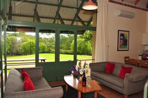 Waterfall Cottages - Accommodation Kalgoorlie 13